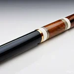 Home 20 당구 큐 커스터마이징 - A close-up, highly detailed photograph of a custom-made billiard cue. The cue's shaft and butt are c...